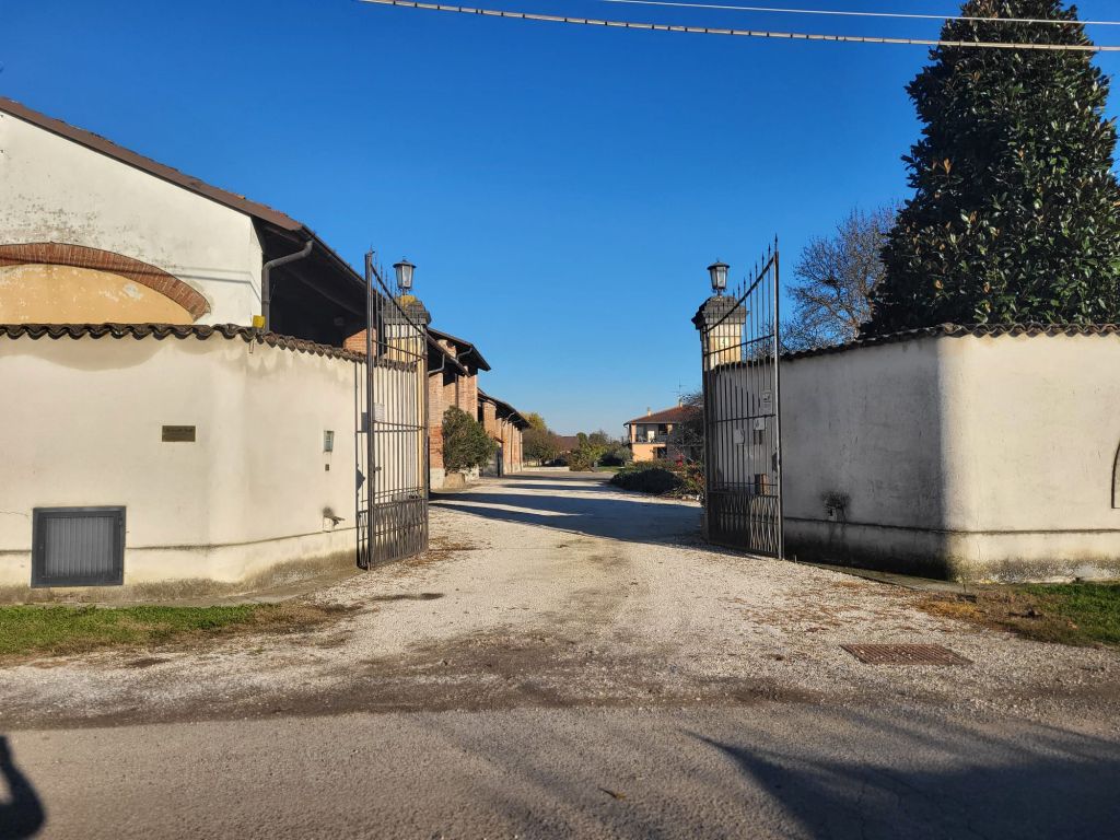 Cascinale con 2 abitazioni padronali